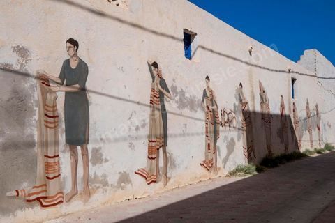 Works by Argentine artist HYURO for the DjerbaHood Project: after the Paris 13 Tower, the Itinerrance team is setting up shop in Erriadh, a traditional village on the island of Djerba. Since early July, the village of Erriadh has been gradually transforming into a veritable open-air museum. A selection of artists from around the world has been invited to create works in this unique setting with its authentic architecture: white walls, turquoise-blue doors, domes, old buildings, and various abandoned sites—all offering endless possibilities that will give rise to unique creations infused with local color.