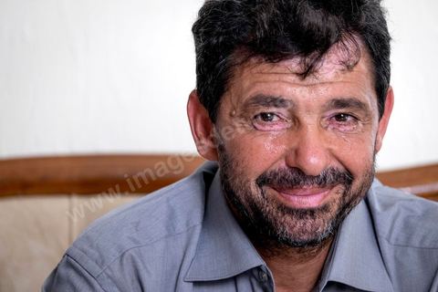 24 juin 2014 : Mohamed dans son salon. Mohamed, patron pêcheur à Ksibet El Mediouni près de Monastir, a passé des centaines de jeunes clandestins entre la Tunisie et la Sicile entre les années 1996 et 2002. Condamné à 6 ans et demi de prison, aujourd'hui il a repris son travail de patron pêcheur. 