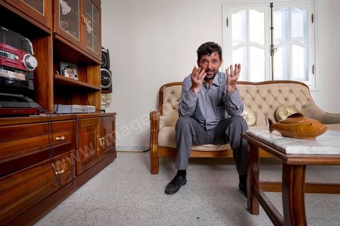 24 juin 2014 : Mohamed dans son salon. Mohamed, patron pêcheur à Ksibet El Mediouni près de Monastir, a passé des centaines de jeunes clandestins entre la Tunisie et la Sicile entre les années 1996 et 2002. Condamné à 6 ans et demi de prison, aujourd'hui il a repris son travail de patron pêcheur. 