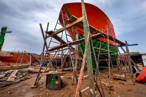 June 24, 2014: Mohamed is currently building a trawler in the port of Teboulba. Mohamed, a fishing boat captain in Ksibet El Mediouni near Monastir, smuggled hundreds of young undocumented migrants between Tunisia and Sicily between 1996 and 2002. Sentenced to six and a half years in prison, he has now returned to his work as a fishing boat captain. 