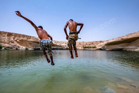 Anouar (17) and Bilel (15) have been coming regularly since July to swim in the lake at "Gafsa Beach." They hitchhike from Moulares, about 20 km from the lake.