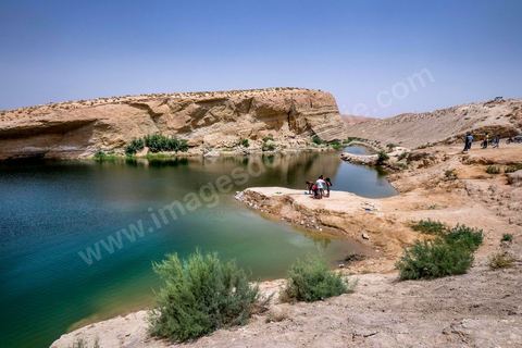 Après la diffusion des récommandations de vigilance et des risques pour la santé, les familles viennent plus par curiosité pour voir le lac mais ne se baignent plus - lac de "Gafsa Beach"