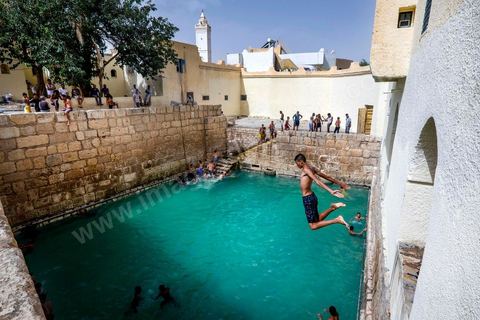 Closed for years due to a shortage of water from the spring, the famous Roman pools in the medina of Gafsa have been reopened thanks to an artificial water supply, much to the delight of the local population.