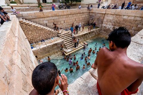 Closed for years due to a shortage of water from the spring, the famous Roman pools in the medina of Gafsa have been reopened thanks to an artificial water supply, much to the delight of the local population.