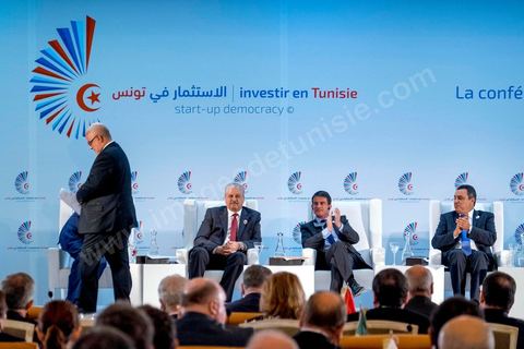 08 septembre 2014 : les premiers ministres, Manuel Valls (France), Mehdi Jomaa (Tunisie)(D), Abdelmalek Sallel (Algérie)(G) et Abdel Ilah Ben Kirane (Maroc) debout à la  Conférence "Investir en Tunisie, start up democracy" organisé apr la Tunisie et la France avec la présence de nombreux pays. La Tunisie présente, au cours de cette conférence, 20 projets structurants d’investissement dans plusieurs secteurs à l’instar des nouvelles technologies, des énergies renouvelables, de l’industrie, du tourisme et du commerce.