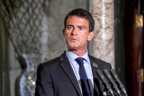 September 8, 2014: Statement by French Prime Minister Manuel Valls at the Carthage Palace following his meeting with Tunisian President Moncef Marzouki as part of his visit for the conference “Investing in Tunisia: Start-Up Democracy,” organized by Tunisia and France and attended by representatives from numerous countries. During this conference, Tunisia presented 20 major investment projects across several sectors, including new technologies, renewable energy, industry, tourism, and trade.