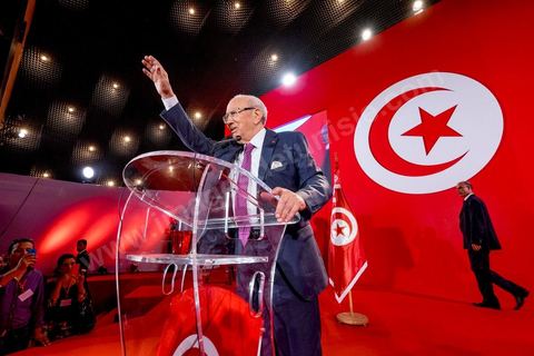 12 septembre 2014 : premier meeting de Beji Caïd Essebsi, 88 ans, président du parti Nidaa Tounes, devant ses militants en tant que candidat à l’élection présidentielle, et dans lequel il a notamment abordé son refus de la proposition d’un « président consensuel » proposé par Ennahdha, et a critiqué la multiplication des candidatures à la présidentielle de novembre 2014. Il a tenu aussi à rassurer sur son état de santé et son engagement dans cette rude campagne malgrè les atteintes à sa personne.