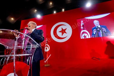 12 septembre 2014 : premier meeting de Beji Caïd Essebsi, 88 ans, président du parti Nidaa Tounes, devant ses militants en tant que candidat à l’élection présidentielle, et dans lequel il a notamment abordé son refus de la proposition d’un « président consensuel » proposé par Ennahdha, et a critiqué la multiplication des candidatures à la présidentielle de novembre 2014. Il a tenu aussi à rassurer sur son état de santé et son engagement dans cette rude campagne malgrè les atteintes à sa personne.