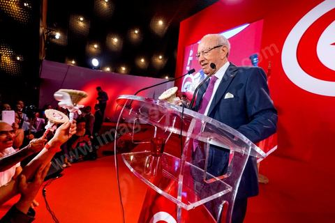 12 septembre 2014 : premier meeting de Beji Caïd Essebsi, 88 ans, président du parti Nidaa Tounes, devant ses militants en tant que candidat à l’élection présidentielle, et dans lequel il a notamment abordé son refus de la proposition d’un « président consensuel » proposé par Ennahdha, et a critiqué la multiplication des candidatures à la présidentielle de novembre 2014. Il a tenu aussi à rassurer sur son état de santé et son engagement dans cette rude campagne malgrè les atteintes à sa personne.