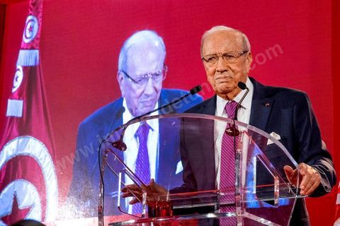 12 septembre 2014 : premier meeting de Beji Caïd Essebsi, 88 ans, président du parti Nidaa Tounes, devant ses militants en tant que candidat à l’élection présidentielle, et dans lequel il a notamment abordé son refus de la proposition d’un « président consensuel » proposé par Ennahdha, et a critiqué la multiplication des candidatures à la présidentielle de novembre 2014. Il a tenu aussi à rassurer sur son état de santé et son engagement dans cette rude campagne malgrè les atteintes à sa personne.