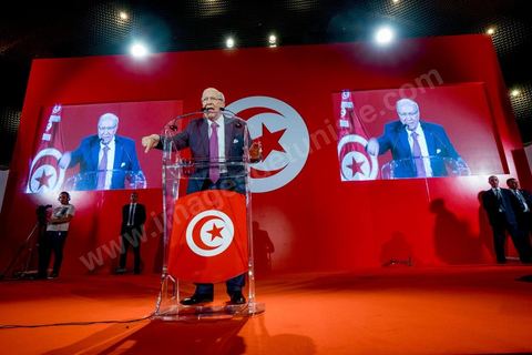 12 septembre 2014 : premier meeting de Beji Caïd Essebsi, 88 ans, président du parti Nidaa Tounes, devant ses militants en tant que candidat à l’élection présidentielle, et dans lequel il a notamment abordé son refus de la proposition d’un « président consensuel » proposé par Ennahdha, et a critiqué la multiplication des candidatures à la présidentielle de novembre 2014. Il a tenu aussi à rassurer sur son état de santé et son engagement dans cette rude campagne malgrè les atteintes à sa personne.