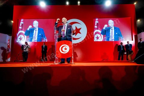 12 septembre 2014 : premier meeting de Beji Caïd Essebsi, 88 ans, président du parti Nidaa Tounes, devant ses militants en tant que candidat à l’élection présidentielle, et dans lequel il a notamment abordé son refus de la proposition d’un « président consensuel » proposé par Ennahdha, et a critiqué la multiplication des candidatures à la présidentielle de novembre 2014. Il a tenu aussi à rassurer sur son état de santé et son engagement dans cette rude campagne malgrè les atteintes à sa personne.