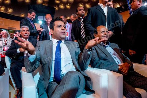 29 septembre 2014 : Slim Riahi et à droite son père. Le président de l'Union patriotique libre (UPL) et son candidat à la présidentielle, Slim Riahi, a présenté les listes de son parti pour les prochaines législatives ainsi que son programme électoral, lors d'une conférence de presse au palais des congrès de Tunis. Slim Riahi s’est attaqué à Nida Tounes et à Ennahdha, l’un parce qu’il fonde sa démarche sur la diabolisation et l’autre pour avoir noué un deal avec les ex-Rcdistes.