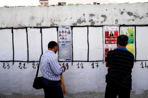 7 octobre 2014 : la députée Maya Jribi, parti Al Jouhmouri, en campagne électorale pour les élections législatives du 26 octobre dans un quartier populaire de Fouchana, gouvernorat de Ben Arous, dans la banlieue sud de Tunis.