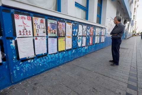 octobre 2014 : campagne électorale officielle pour les législatives du 26 octobre 2014. Affichage urbain officiel à l'avenue Habib Bourguiba à Tunis