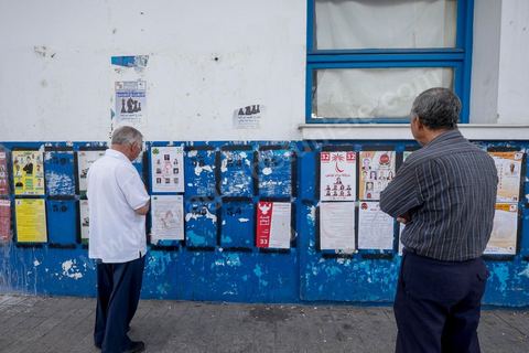 octobre 2014 : campagne électorale officielle pour les législatives du 26 octobre 2014. Affichage urbain officiel à l'avenue Habib Bourguiba à Tunis