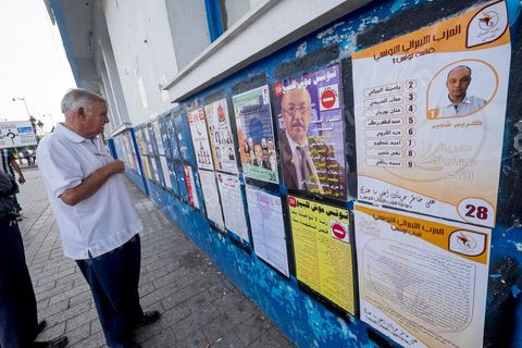 octobre 2014 : campagne électorale officielle pour les législatives du 26 octobre 2014. Affichage urbain officiel à l'avenue Habib Bourguiba à Tunis
