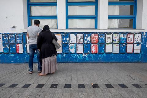 octobre 2014 : campagne électorale officielle pour les législatives du 26 octobre 2014. Affichage urbain officiel à l'avenue Habib Bourguiba à Tunis