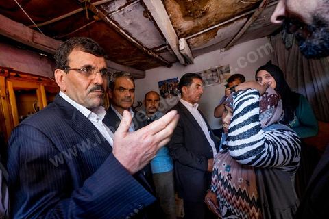 7 ocotbre 2014 : Ali Larayedh, ancien premier ministre, candidat du parti Islamiste Ennahdha sur Tunis 1 en camapgne électorale dans le quartier populaire et deshérité de Jebel Jelloud dans la banlieue sud de Tunis. La rencontre avec les habitants et la visite de quartiers difficiles montrent une tension et de nombreux débats avec des citoyens souvent abandonnés par l'état. Chômage, pouvoir d'achat, insalubrité des quartiers sont les grandes questions et revendications des habitants.