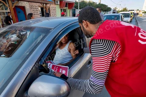 7 octobre 2014 : Jeunes militants du parti Al Jouhmouri distribuant des tracts dans la rue principale de Fouchana. La députée Maya Jribi, parti Al Jouhmouri, en campagne électorale pour les élections législatives du 26 octobre dans un quartier populaire de Fouchana, gouvernorat de Ben Arous, dans la banlieue sud de Tunis.