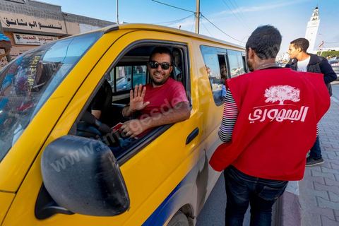 7 octobre 2014 : Jeunes militants du parti Al Jouhmouri distribuant des tracts dans la rue principale de Fouchana. La députée Maya Jribi, parti Al Jouhmouri, en campagne électorale pour les élections législatives du 26 octobre dans un quartier populaire de Fouchana, gouvernorat de Ben Arous, dans la banlieue sud de Tunis.