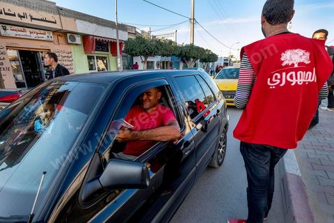 7 octobre 2014 : Jeunes militants du parti Al Jouhmouri distribuant des tracts dans la rue principale de Fouchana. La députée Maya Jribi, parti Al Jouhmouri, en campagne électorale pour les élections législatives du 26 octobre dans un quartier populaire de Fouchana, gouvernorat de Ben Arous, dans la banlieue sud de Tunis.