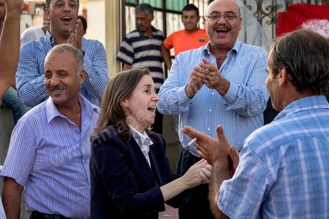 7 octobre 2014 : rencontre avec les citoyens de la députée Maya Jribi, parti Al Jouhmouri, en campagne électorale pour les élections législatives du 26 octobre dans un quartier populaire de Fouchana, gouvernorat de Ben Arous, dans la banlieue sud de Tunis.
