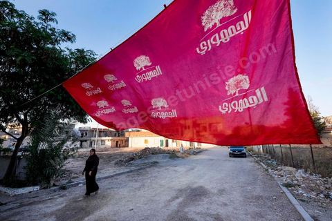7 octobre 2014 : sur une petite place un meeting populaire du parti Al Jouhmouri dans un quartier de Fouchana avec la députée Maya Jribi, parti Al Jouhmouri, en campagne électorale pour les élections législatives du 26 octobre dans un quartier populaire de Fouchana, gouvernorat de Ben Arous, dans la banlieue sud de Tunis.