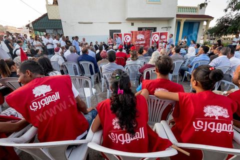7 octobre 2014 : sur une petite place un meeting populaire du parti Al Jouhmouri dans un quartier de Fouchana avec la députée Maya Jribi, parti Al Jouhmouri, en campagne électorale pour les élections législatives du 26 octobre dans un quartier populaire de Fouchana, gouvernorat de Ben Arous, dans la banlieue sud de Tunis.
