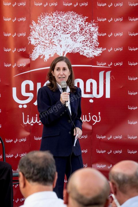 7 octobre 2014 : sur une petite place un meeting populaire du parti Al Jouhmouri dans un quartier de Fouchana avec la députée Maya Jribi, parti Al Jouhmouri, en campagne électorale pour les élections législatives du 26 octobre dans un quartier populaire de Fouchana, gouvernorat de Ben Arous, dans la banlieue sud de Tunis.