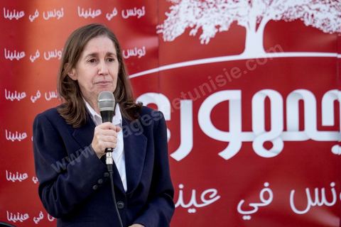 7 octobre 2014 : sur une petite place un meeting populaire du parti Al Jouhmouri dans un quartier de Fouchana avec la députée Maya Jribi, parti Al Jouhmouri, en campagne électorale pour les élections législatives du 26 octobre dans un quartier populaire de Fouchana, gouvernorat de Ben Arous, dans la banlieue sud de Tunis.