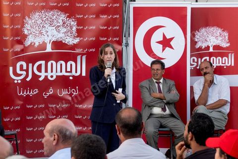 7 octobre 2014 : sur une petite place un meeting populaire du parti Al Jouhmouri dans un quartier de Fouchana avec la députée Maya Jribi, parti Al Jouhmouri, en campagne électorale pour les élections législatives du 26 octobre dans un quartier populaire de Fouchana, gouvernorat de Ben Arous, dans la banlieue sud de Tunis.
