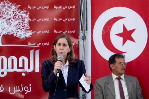7 octobre 2014 : sur une petite place un meeting populaire du parti Al Jouhmouri dans un quartier de Fouchana avec la députée Maya Jribi, parti Al Jouhmouri, en campagne électorale pour les élections législatives du 26 octobre dans un quartier populaire de Fouchana, gouvernorat de Ben Arous, dans la banlieue sud de Tunis.