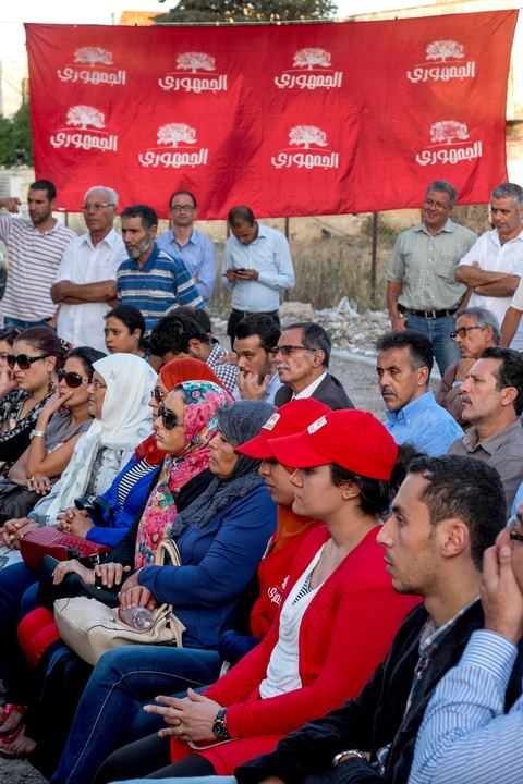 7 octobre 2014 : sur une petite place un meeting populaire du parti Al Jouhmouri dans un quartier de Fouchana avec la députée Maya Jribi, parti Al Jouhmouri, en campagne électorale pour les élections législatives du 26 octobre dans un quartier populaire de Fouchana, gouvernorat de Ben Arous, dans la banlieue sud de Tunis.