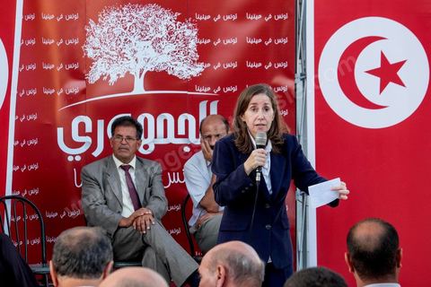 7 octobre 2014 : sur une petite place un meeting populaire du parti Al Jouhmouri dans un quartier de Fouchana avec la députée Maya Jribi, parti Al Jouhmouri, en campagne électorale pour les élections législatives du 26 octobre dans un quartier populaire de Fouchana, gouvernorat de Ben Arous, dans la banlieue sud de Tunis.
