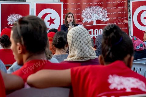 7 octobre 2014 : sur une petite place un meeting populaire du parti Al Jouhmouri dans un quartier de Fouchana avec la députée Maya Jribi, parti Al Jouhmouri, en campagne électorale pour les élections législatives du 26 octobre dans un quartier populaire de Fouchana, gouvernorat de Ben Arous, dans la banlieue sud de Tunis.