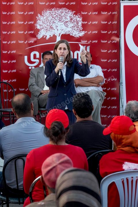 7 octobre 2014 : sur une petite place un meeting populaire du parti Al Jouhmouri dans un quartier de Fouchana avec la députée Maya Jribi, parti Al Jouhmouri, en campagne électorale pour les élections législatives du 26 octobre dans un quartier populaire de Fouchana, gouvernorat de Ben Arous, dans la banlieue sud de Tunis.