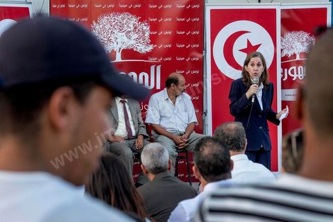 7 octobre 2014 : sur une petite place un meeting populaire du parti Al Jouhmouri dans un quartier de Fouchana avec la députée Maya Jribi, parti Al Jouhmouri, en campagne électorale pour les élections législatives du 26 octobre dans un quartier populaire de Fouchana, gouvernorat de Ben Arous, dans la banlieue sud de Tunis.