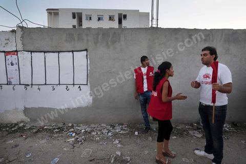 7 octobre 2014 : Jeunes militants du parti Al Jouhmouri. La députée Maya Jribi, parti Al Jouhmouri, en campagne électorale pour les élections législatives du 26 octobre dans un quartier populaire de Fouchana, gouvernorat de Ben Arous, dans la banlieue sud de Tunis.
