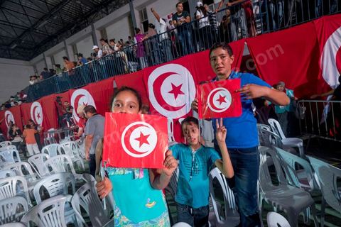 9 octobre 2014 : meeting du parti Nidaa Tounes dans le quartier populaire de Mellassine à l'ouest de Tunis. Béji Caïd Essebsi, président du parti et candidat à la présidentielle, est venue soutenir la liste de Tunis 1 pour les legislatives avec un discours plein de promesses : «Mellassine souffre de pauvreté et de marginalisation. Cette situation ne saurait durer plus longtemps». 