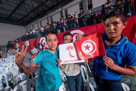 9 octobre 2014 : meeting du parti Nidaa Tounes dans le quartier populaire de Mellassine à l'ouest de Tunis. Béji Caïd Essebsi, président du parti et candidat à la présidentielle, est venue soutenir la liste de Tunis 1 pour les legislatives avec un discours plein de promesses : «Mellassine souffre de pauvreté et de marginalisation. Cette situation ne saurait durer plus longtemps». 