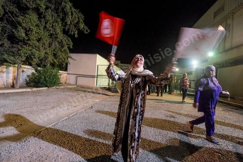 9 octobre 2014 : meeting du parti Nidaa Tounes dans le quartier populaire de Mellassine à l'ouest de Tunis. Béji Caïd Essebsi, président du parti et candidat à la présidentielle, est venue soutenir la liste de Tunis 1 pour les legislatives avec un discours plein de promesses : «Mellassine souffre de pauvreté et de marginalisation. Cette situation ne saurait durer plus longtemps». 