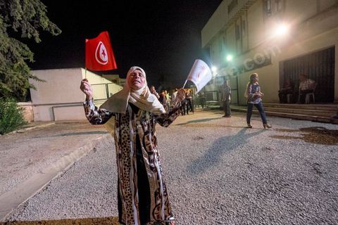 9 octobre 2014 : meeting du parti Nidaa Tounes dans le quartier populaire de Mellassine à l'ouest de Tunis. Béji Caïd Essebsi, président du parti et candidat à la présidentielle, est venue soutenir la liste de Tunis 1 pour les legislatives avec un discours plein de promesses : «Mellassine souffre de pauvreté et de marginalisation. Cette situation ne saurait durer plus longtemps». 