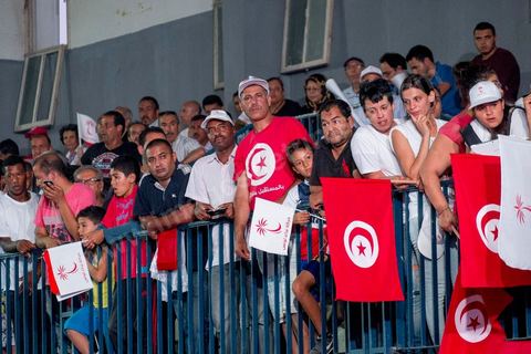 9 octobre 2014 : meeting du parti Nidaa Tounes dans le quartier populaire de Mellassine à l'ouest de Tunis. Béji Caïd Essebsi, président du parti et candidat à la présidentielle, est venue soutenir la liste de Tunis 1 pour les legislatives avec un discours plein de promesses : «Mellassine souffre de pauvreté et de marginalisation. Cette situation ne saurait durer plus longtemps». 