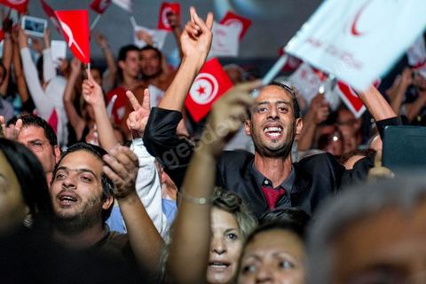 9 octobre 2014 : meeting du parti Nidaa Tounes dans le quartier populaire de Mellassine à l'ouest de Tunis. Béji Caïd Essebsi, président du parti et candidat à la présidentielle, est venue soutenir la liste de Tunis 1 pour les legislatives avec un discours plein de promesses : «Mellassine souffre de pauvreté et de marginalisation. Cette situation ne saurait durer plus longtemps». 
