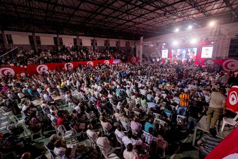 9 octobre 2014 : meeting du parti Nidaa Tounes dans le quartier populaire de Mellassine à l'ouest de Tunis. Béji Caïd Essebsi, président du parti et candidat à la présidentielle, est venue soutenir la liste de Tunis 1 pour les legislatives avec un discours plein de promesses : «Mellassine souffre de pauvreté et de marginalisation. Cette situation ne saurait durer plus longtemps». 