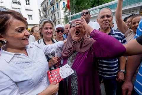 14 octobre 2014 : visite de terrain de la tête de liste Nidaa Tounes aux élections légsilatives sur Tunis 1, Leila Ouled Ali, au centre ville de Tunis. Les femmes ne représentent que 11% des candidats têtes de listes. Sortie en force Leila Ouled Ali a défilé dans les rues autour de l'avenue Bourguiba à Tunis, rencontrée les citoyens et scandée à de nombreuses reprises "Bajbouj président" en référence à leur président de parti Béji Caïd Essebsi candidat aux électiosn présidentielles.