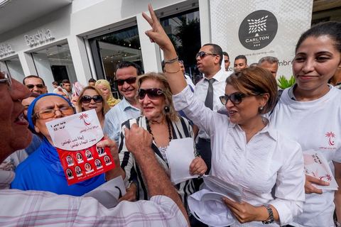 14 octobre 2014 : visite de terrain de la tête de liste Nidaa Tounes aux élections légsilatives sur Tunis 1, Leila Ouled Ali, au centre ville de Tunis. Les femmes ne représentent que 11% des candidats têtes de listes. Sortie en force Leila Ouled Ali a défilé dans les rues autour de l'avenue Bourguiba à Tunis, rencontrée les citoyens et scandée à de nombreuses reprises "Bajbouj président" en référence à leur président de parti Béji Caïd Essebsi candidat aux électiosn présidentielles.