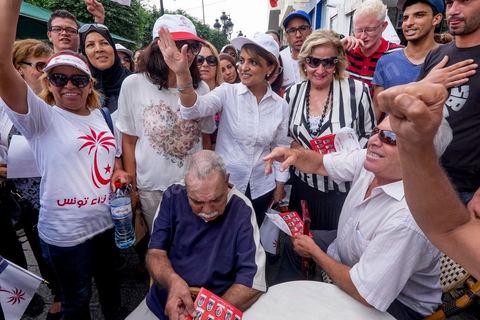 14 octobre 2014 : visite de terrain de la tête de liste Nidaa Tounes aux élections légsilatives sur Tunis 1, Leila Ouled Ali, au centre ville de Tunis. Les femmes ne représentent que 11% des candidats têtes de listes. Sortie en force Leila Ouled Ali a défilé dans les rues autour de l'avenue Bourguiba à Tunis, rencontrée les citoyens et scandée à de nombreuses reprises "Bajbouj président" en référence à leur président de parti Béji Caïd Essebsi candidat aux électiosn présidentielles.