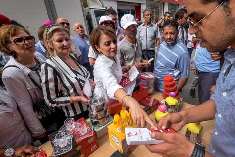 14 octobre 2014 : visite de terrain de la tête de liste Nidaa Tounes aux élections légsilatives sur Tunis 1, Leila Ouled Ali, au centre ville de Tunis. Les femmes ne représentent que 11% des candidats têtes de listes. Sortie en force Leila Ouled Ali a défilé dans les rues autour de l'avenue Bourguiba à Tunis, rencontrée les citoyens et scandée à de nombreuses reprises "Bajbouj président" en référence à leur président de parti Béji Caïd Essebsi candidat aux électiosn présidentielles.
